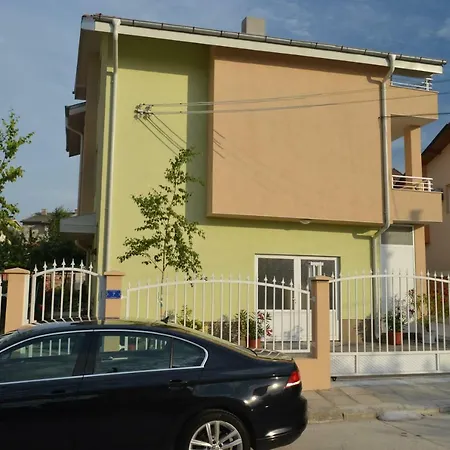 Yanis بيت ضيافة 3*